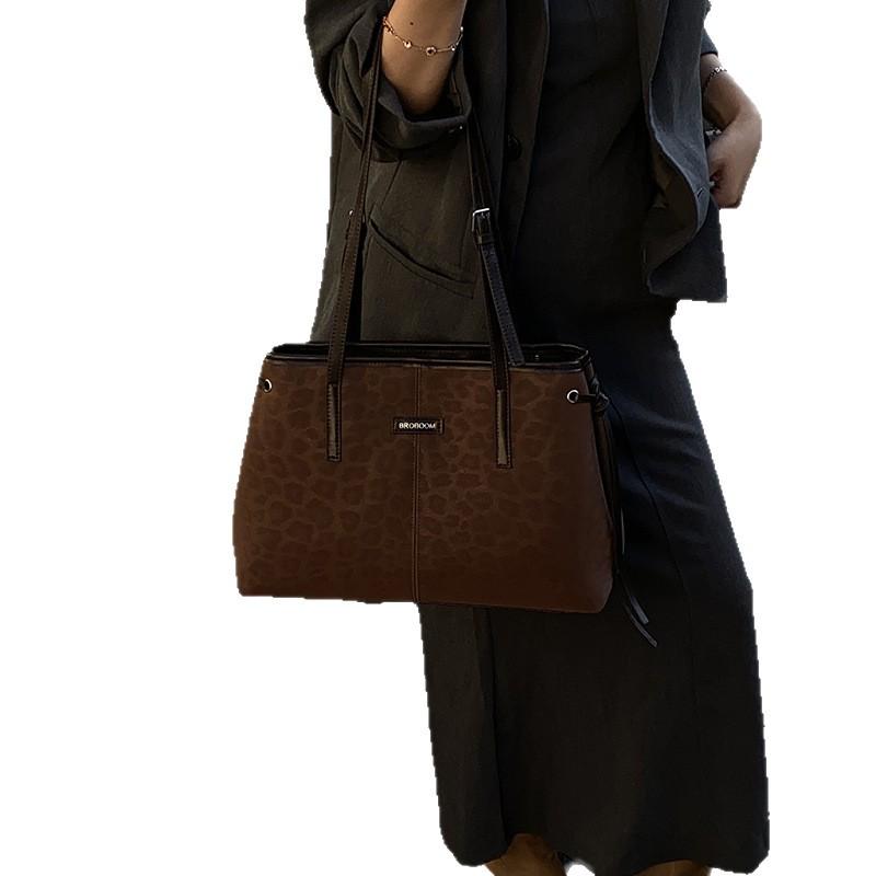 Women's Large-Capacity Retro Tote Bag - Versatile, Casual, Single Shoulder, Underarm Design for Autumn & Winter 2025 Work Commute.