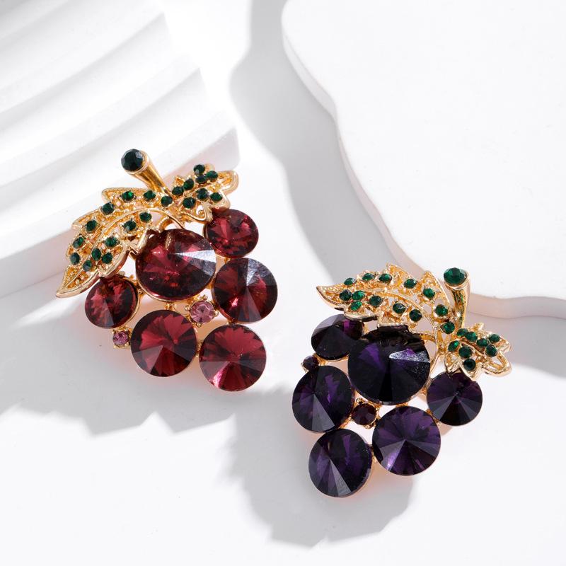 Fashionable Rhinestone Grape Brooch Simple and Personalized Fruit Shaped Pin Formal Dress Corsage
