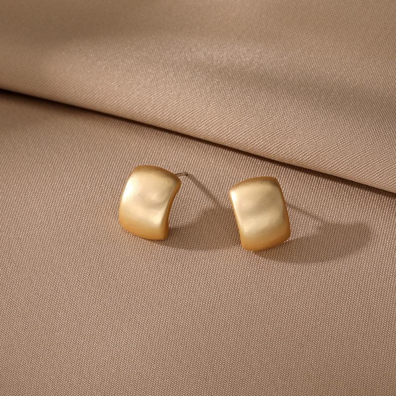 European American High-End Gold Geometric Earrings for Women Large Ring Ear Jewelry Alloy Buckle Cold Wind Ear Rings