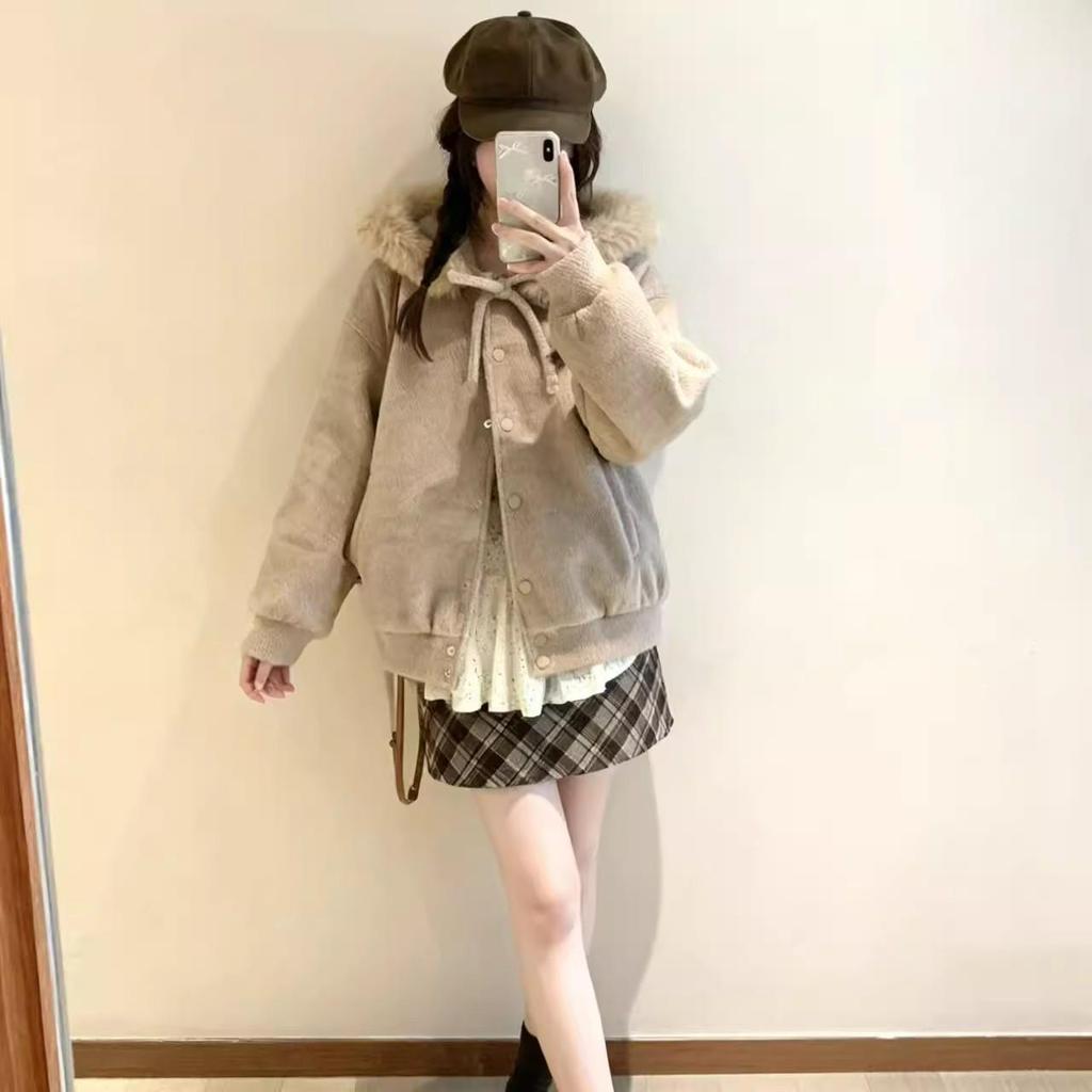 Cappotto di lana da donna con cappuccio, colletto in pelliccia e cinturino a fiocco