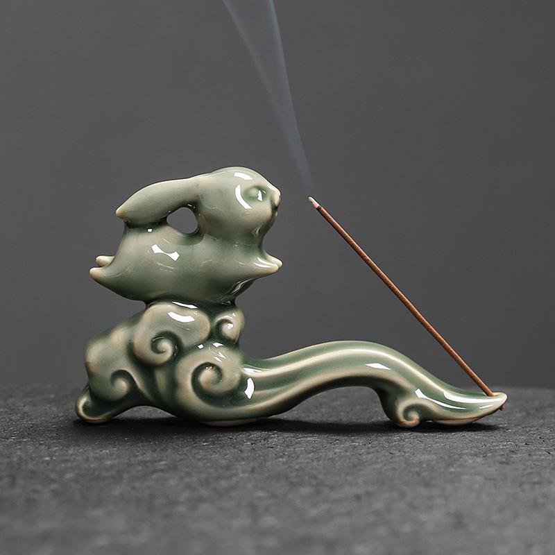 

1 шт. Селадоновый нефритовый держатель для благовоний в виде кролика на благоприятных облаках. Идеально подходит для сандаловых палочек. Элегантный декор для дома. (Без благовоний)
