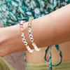 LOVE Letter Buntes Heishi Perlen Stretch Armband Set für Damen Y2K Boho Schmuck Geschenk