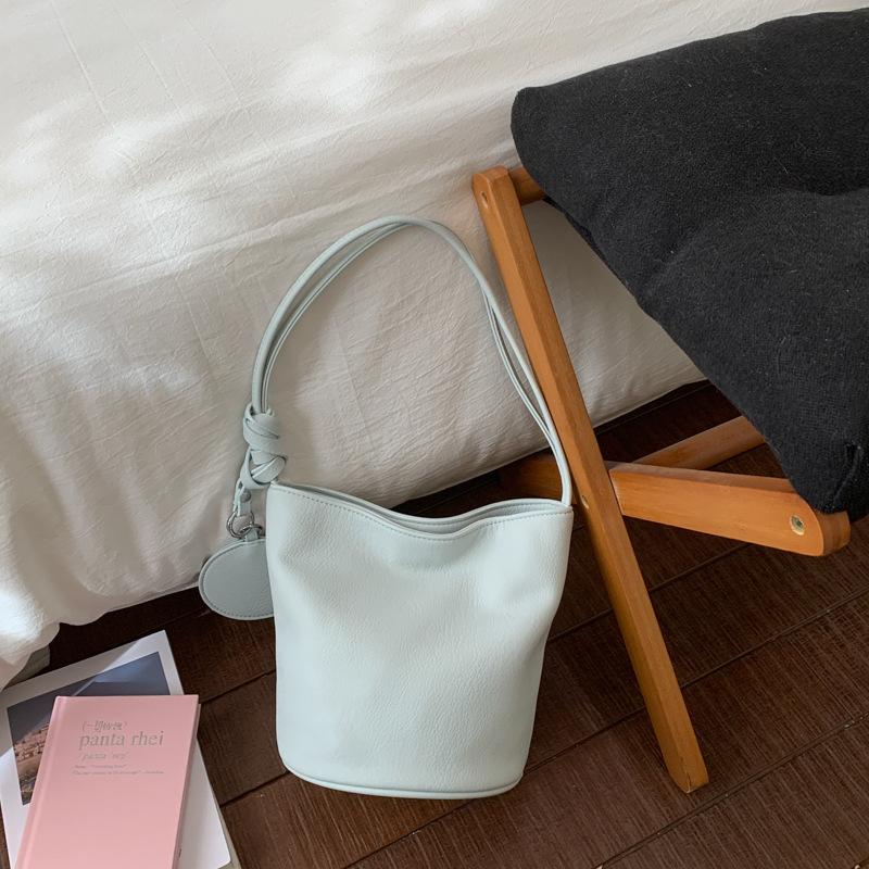 Early spring new bucket bag simple solid color handbag niche commuter underarm shoulder bag