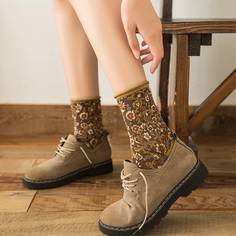 5 Pairs of Exquisite Retro Forest Style Embossed Flower Women's Mid Tube Socks With Personalized College Style Casual Socks