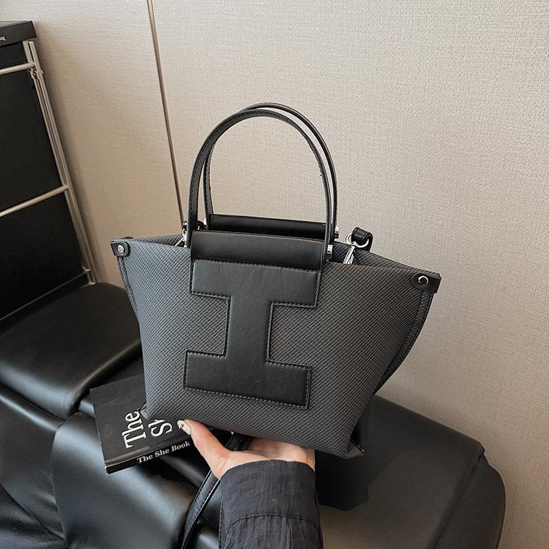 

Сегодняшние популярные сумки, новые летние текстурные нишевые наплечные сумки, универсальные сумки-мессенджеры, сумки-ведра чёрный