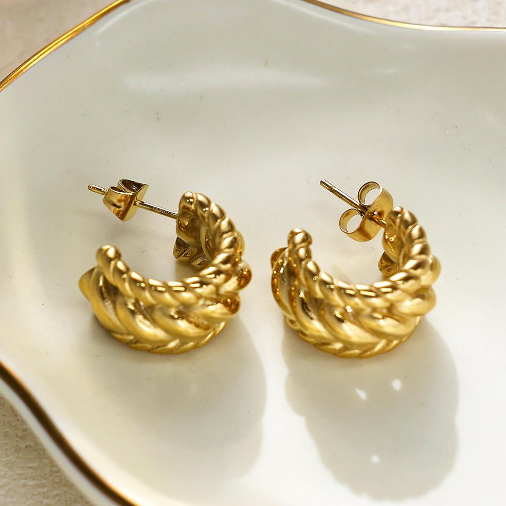 Pokročilé náušnice, Zlaté kroucené náušnice ve tvaru C