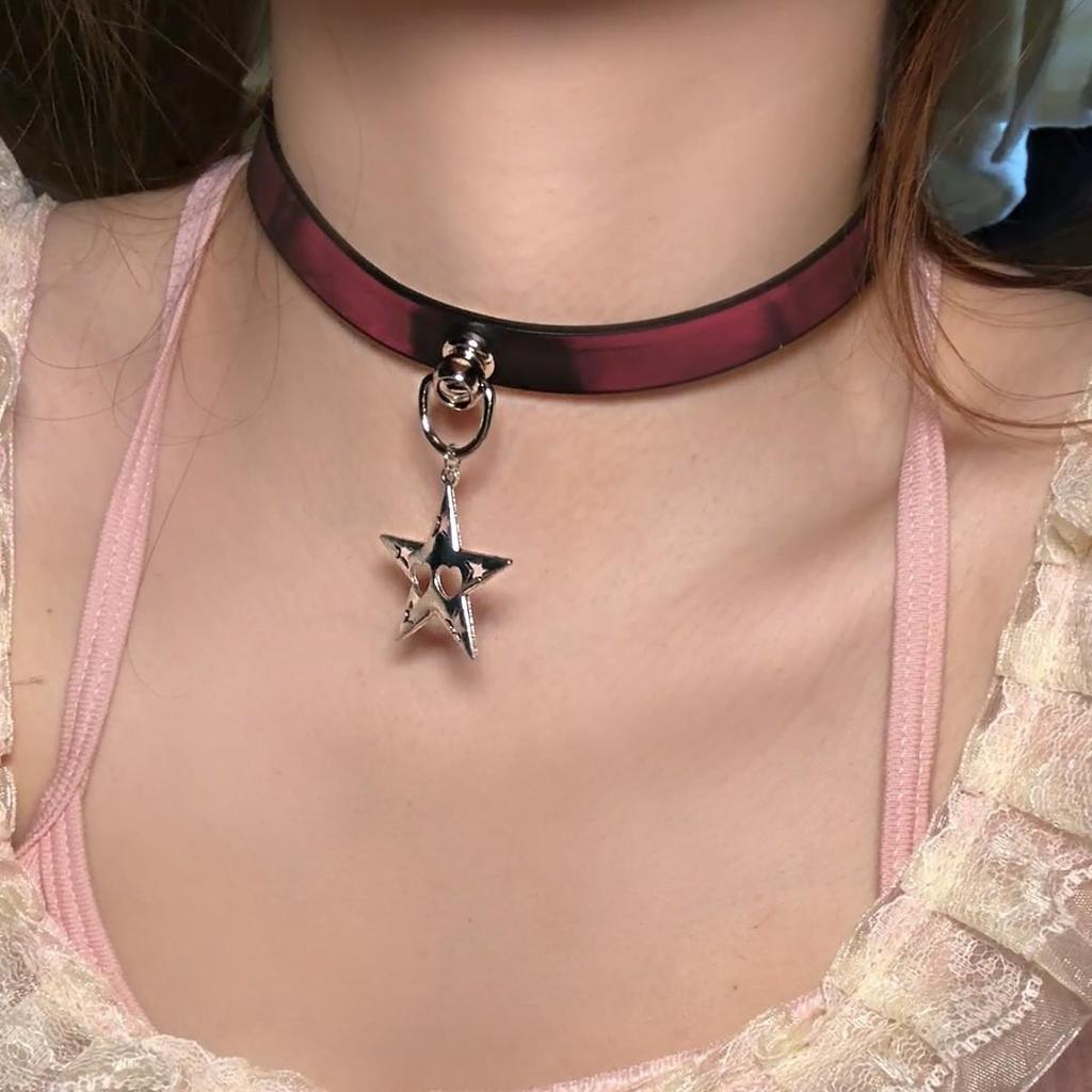 Chique Pittige Meisje Leren Bel Choker Ketting – Uniek Minderheidsontwerp