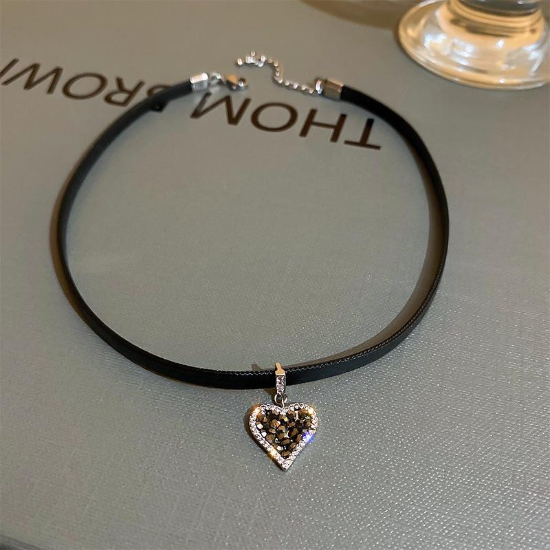 Temperament pearl necklace women s light luxury niche design high-end neck chain summer new collarbone chain neck chain