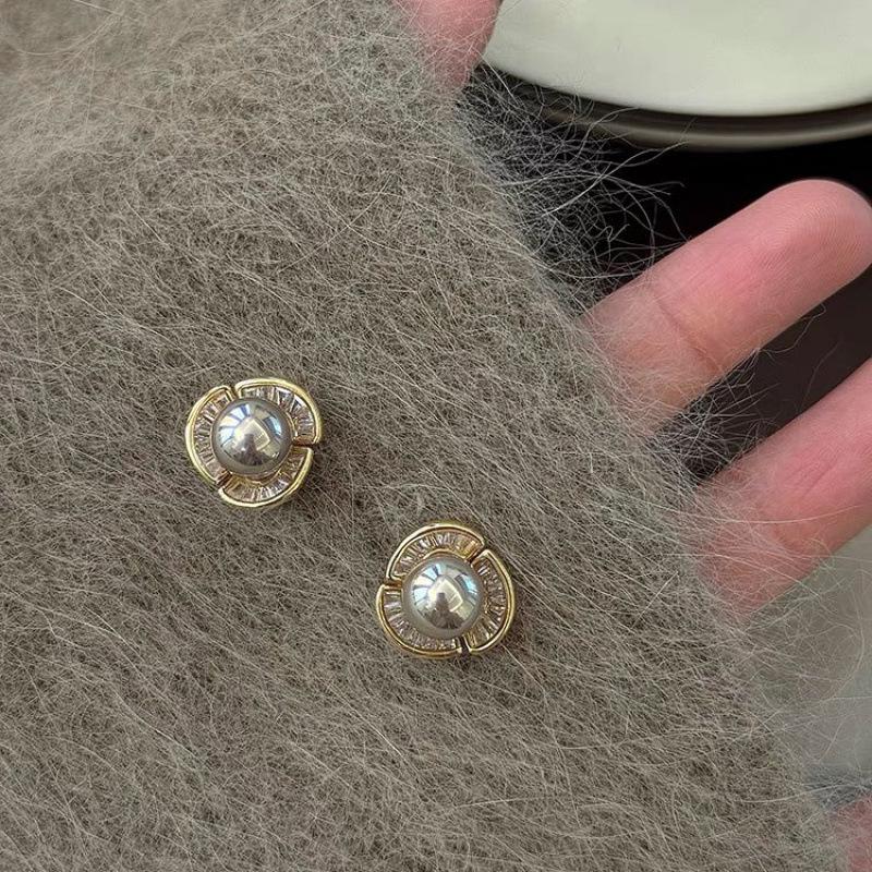 Elegant French Pearl & Zircon Shell Stud Earrings for Women - Light Luxury & Versatile