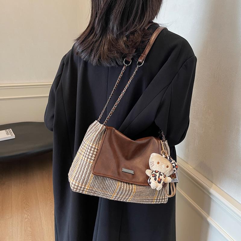 Contrasting colors, fashionable large-capacity bags, women's 2025 spring new foreign-style shoulder bags, woolen personalized ins tote bags