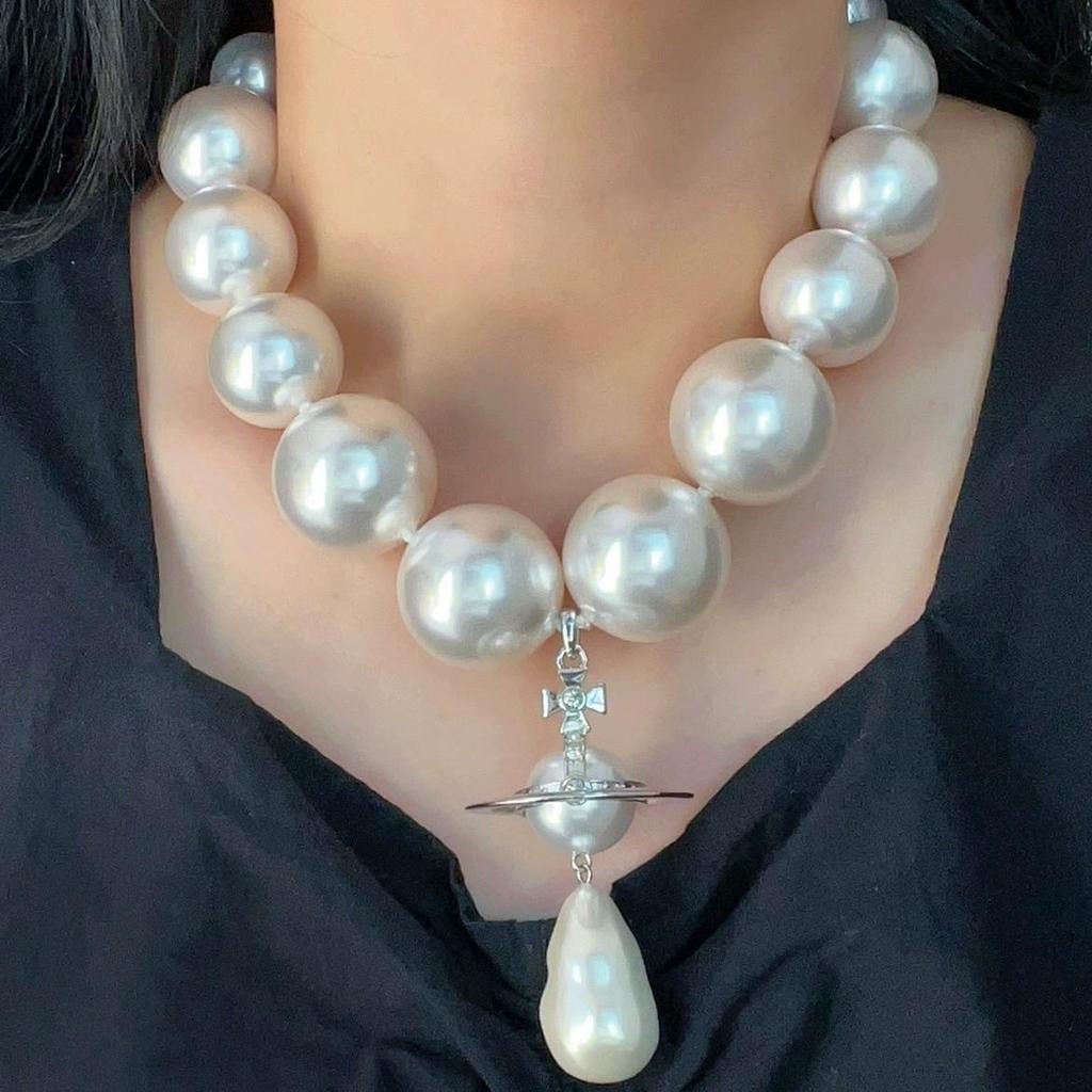 Colier choker cu pandantiv lacrimă Saturn inspirat de Westwood de Yi Mengling pentru femei