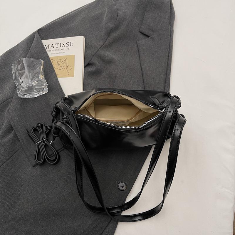Shiny PU Shoulder Bag Women Fashion Crossbody Bag With Adjustable Strap Modern Design