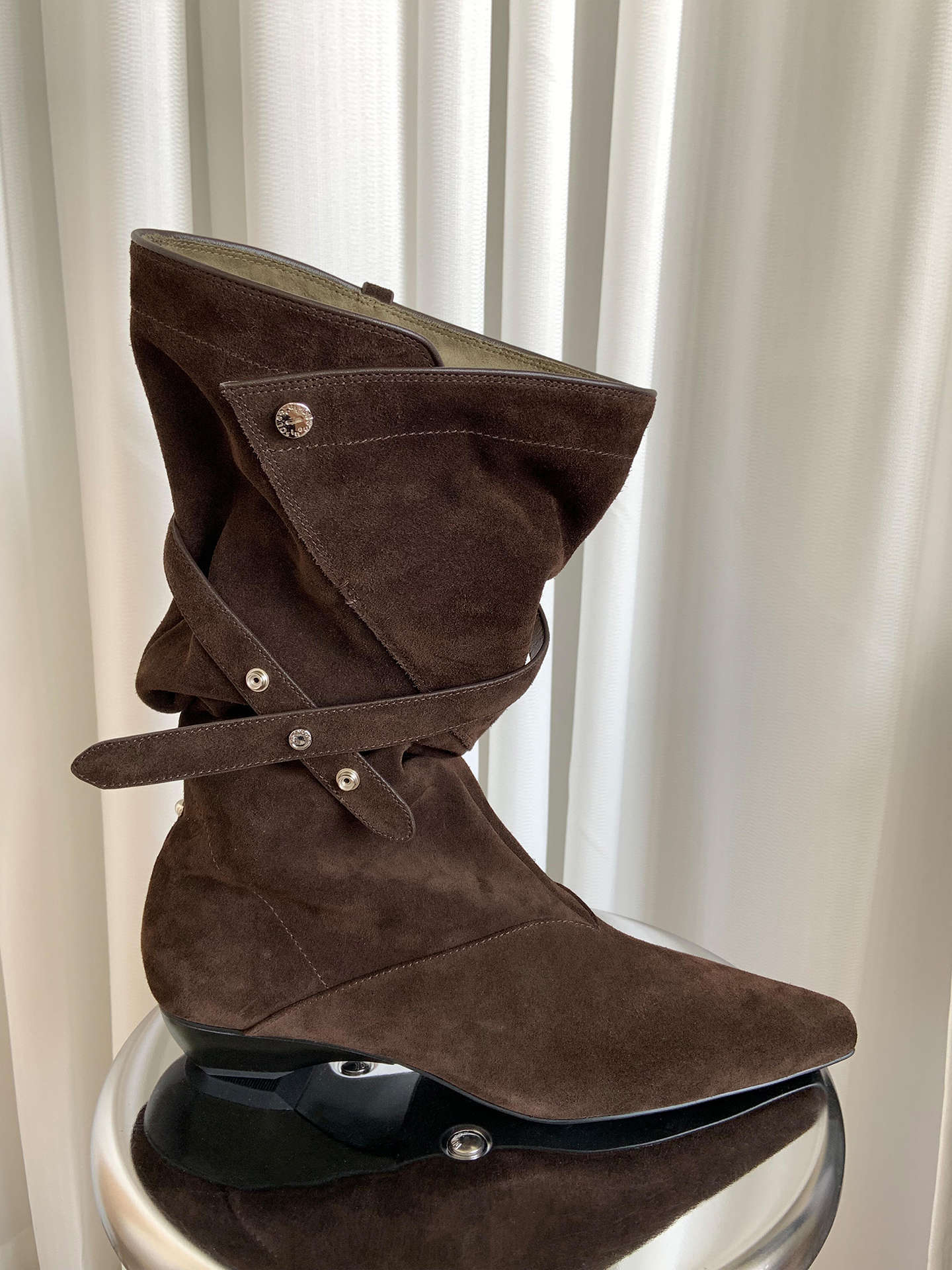 

Большой размер остроносые западные ковбойские сапоги нишевые косые голенища с пряжкой полусапоги 2025 новые двухсторонние сапоги-гармошки 42 темно-коричневого