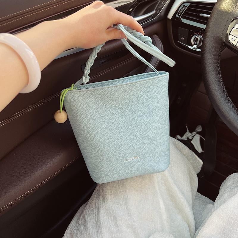 Retro Underarm Bag Women's 2025 New Simple High-end Niche Bucket Bag Fashionable and Popular Shoulder Bag
