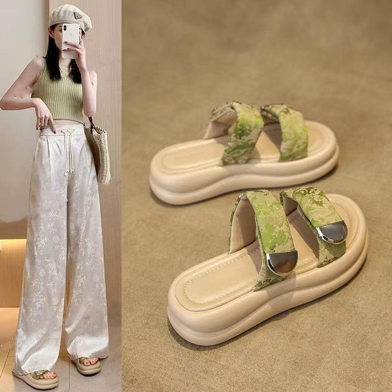 Slippers women's summer wear 2025 new high-end fashion with skirt platform beach sandals super fire sandals