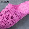 Chinelos de PVC femininos para uso externo, sapatos furados, verão, fundo macio, fundo grosso, sandálias para casa, banheiro, oco, embrulhado, chinelos de praia ao ar livre