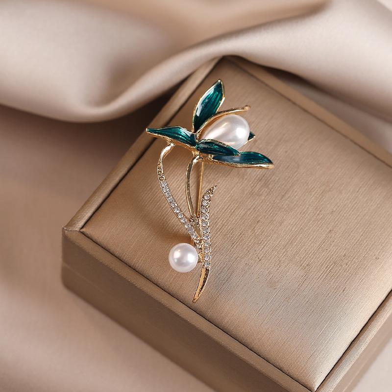 The Fresh and Elegant Peony Pearl Brooch Exudes A Sense of High-end Luxury and A Retro Floral Accessory. It Is A Fashionable Brooch