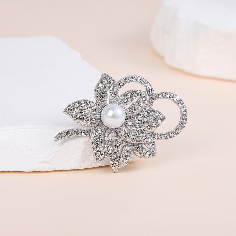 

Брошь «Подсолнух с жемчугом и стразами» для свадебного наряда