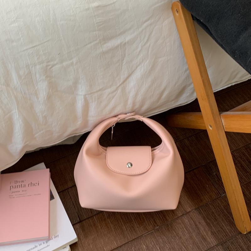 Minimalistische Weiche PU-Schultertasche für Damen Gebogene Silhouette Klappenverschluss