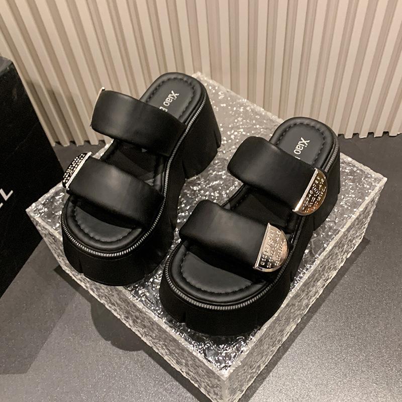 Wear thick-soled heightening cool slippers for women's summer 2025 new versatile and beautiful soft-soled slippers, small muffin sandals