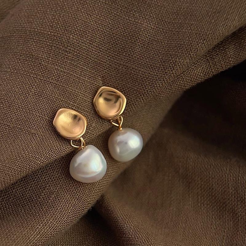 Baroque Irregular Pearl Matte Stud Earrings: Elegant Design for Women