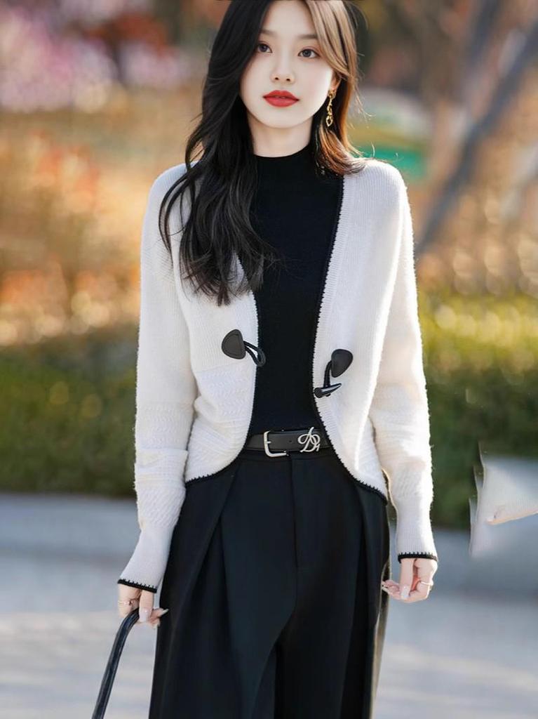 2025 Spring/Autumn Elegant V-Neck Horn Button Color Block Knit Cardigan for Women - Soft, Cozy, and Versatile.