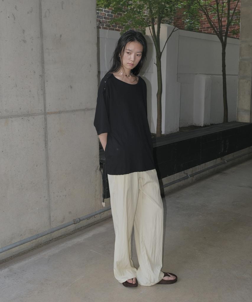 Mosyupamosyu Shoulder Button Short Sleeve T-Shirt [Black]