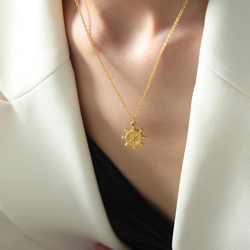 

Французское ретро ожерелье с подвеской в виде штурвала из титановой стали 18-каратного золота, королева-мать, универсальная индивидуальность, простая О-цепочка, женская приливная цепь