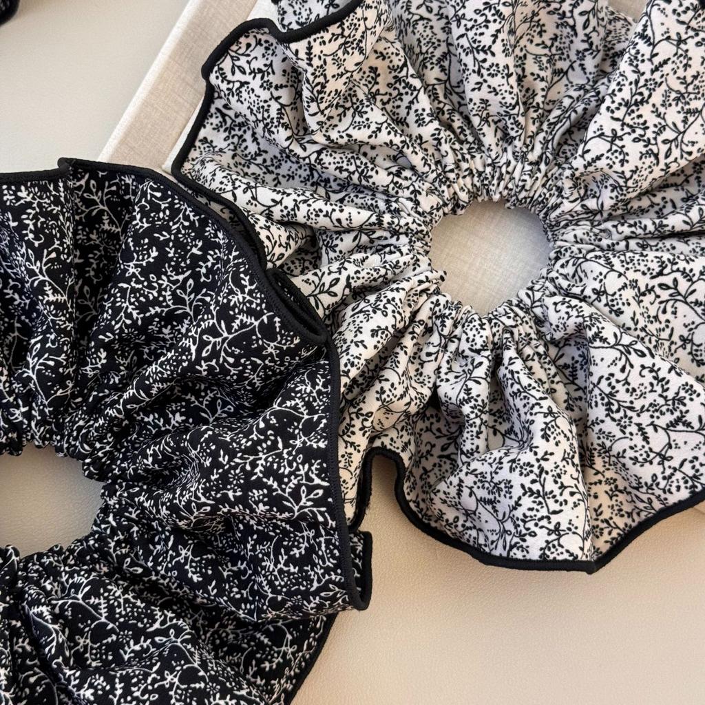 The Floral Large Intestine Hair Tie Is A Laid-back and Feminine Style with A Fabric Hair Tie for Tying Hair