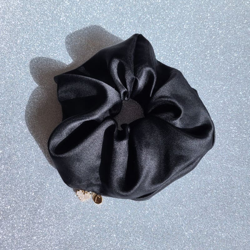 

L’OMBRILLANT Черная шелковая резинка-скранчи Free