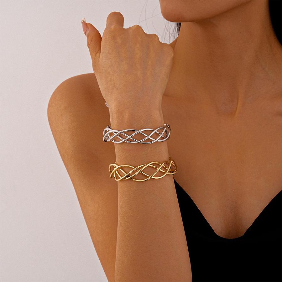 Elegant Metallic Geometric Twist Open Bracelet for Women