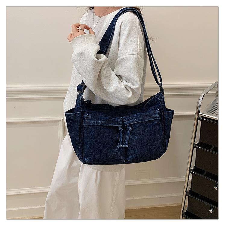 Wszechstronna torba na ramię i crossbody z teksturowanego spranego denimu 2025 z wieloma kieszeniami