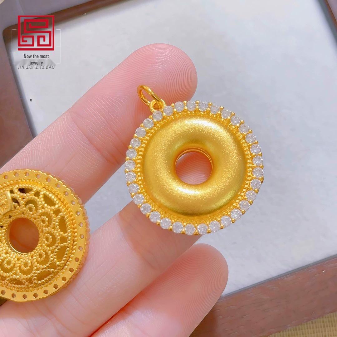 Classic Sand Gold Inlaid Diamond Hollow Pendant: Traditional Style, High Color Retention, Modern Imitation, Fashionably Simple