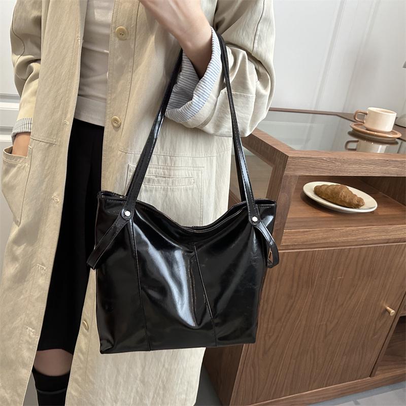 PU Solid Color Large Capacity Casual Tote Bag Winter Fashi Commuting Shoulder Bags 2026 Brand Temperament Versatile Female Bag