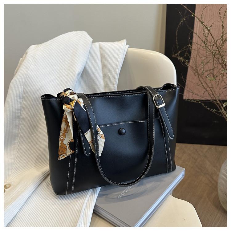 Simple Capacity Large Shoulder Bag With Solid Color Design For Versatile Daily