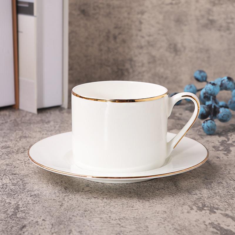 Tazza da caffè in bone china con piattino decorazione bordo dorato Fiore Tazza da tè Minimalismo Nordico Tazza da caffè in ceramica bianca solida Bicchiere