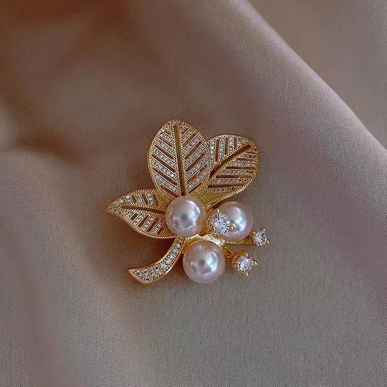 accessory anti-exposure brooch for women's clothes and 1PC apricot leaf Women's a niche an exquisite imitation pearl fashionable brooch  Accessories