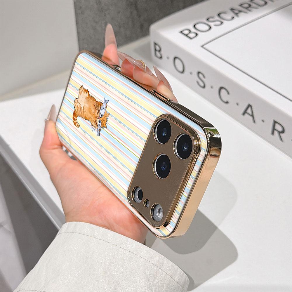 Lucky Start Phone Case For iPhone 17 16 15 14 13 12 11 Pro Max 16E Gold Electroplated glass shell Cat with Fish Cover