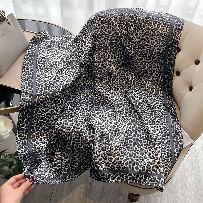 Neuer 90*90 Foulard Leoparden Seidenschal für Damen Seidenschal Designer Luxus Taschentuch für Kopf Halstuch Handtaschenschal SJ05