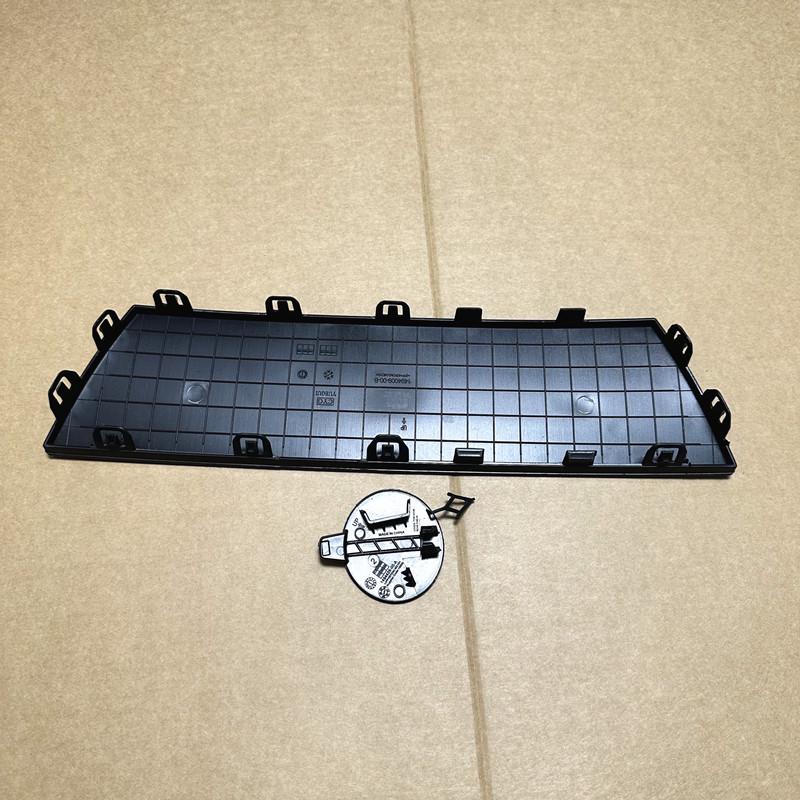 Pannello di copertura del gancio di traino del paraurti posteriore della Tesla Model Y