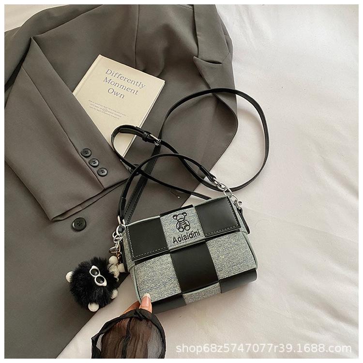 Niche design versatile crossbody bag women's 2025 new fashion contrast woven retro shoulder small square bag