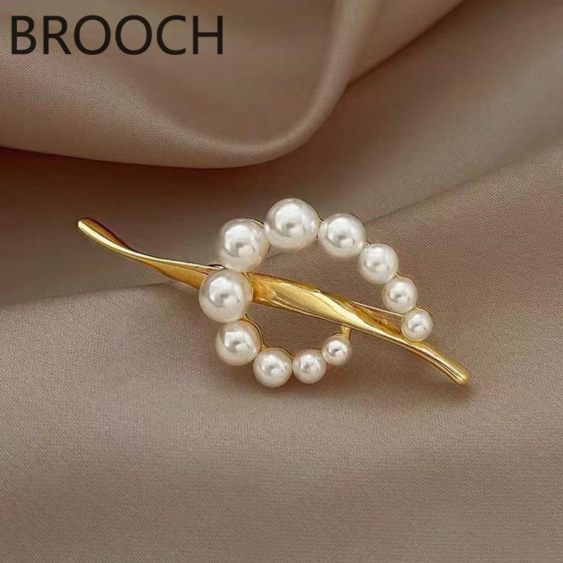 

Brooch with Elegant Musical Note Design, Pearl, with A Sense of Sophistication. High-end Brooch Pin, Brooch.