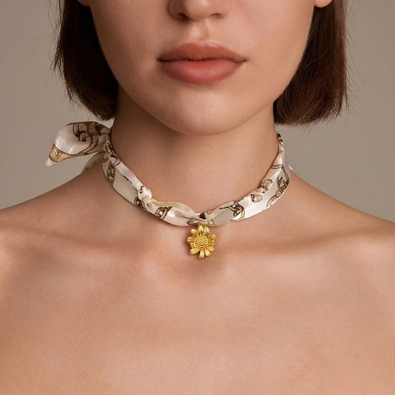Chenhe Jewelry Niche Design Fashion European and American Jewelry Stainless Steel Pendant Jewelry Women's High-end Silk Scarf Necklace