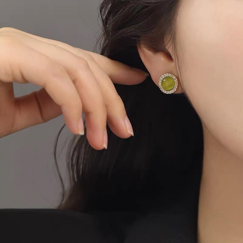 Lychee Jelly Powder Mosquito Coil Ear Clips: Elegant Chinese Style Moisturizing Earrings for Women