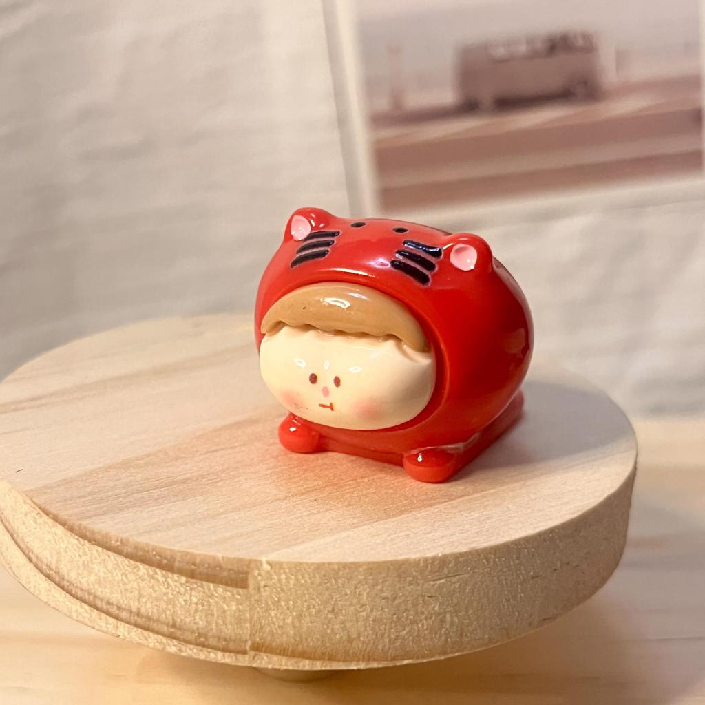 Lilith Jednokolorowy Lakier Torebka Niespodzianka: Urocza tygrysia ozdoba na biurko lalka zabawka