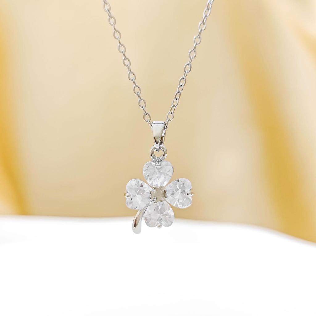 Women's Zirconia Four-Leaf Clover Pendant Necklace: Stylish, Versatile, and Luxurious Floral Accessory
