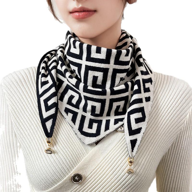 Festlicher Strickdreieckschal mit goldenen Akzenten: Warmer, vielseitiger Winter-Nackenwärmer