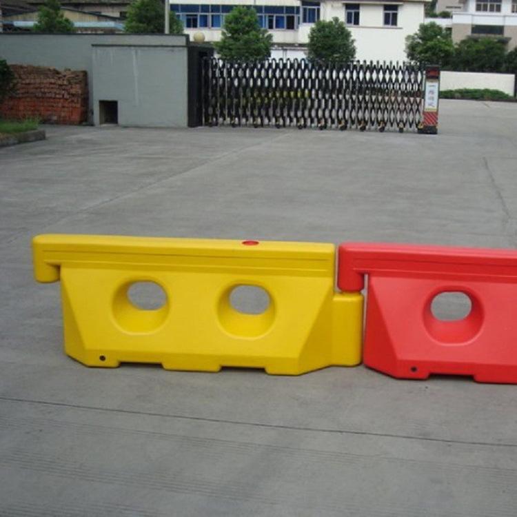 Red Plastic Double-Hole Anti-Collision Water-Filled Road Barrier for Construction and Maintenance Sites