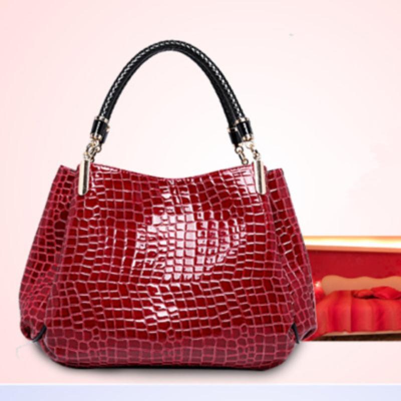 

Spring new large-capacity women s bags, shoulder handbags, women s large bags, a fashionable and versatile червоний