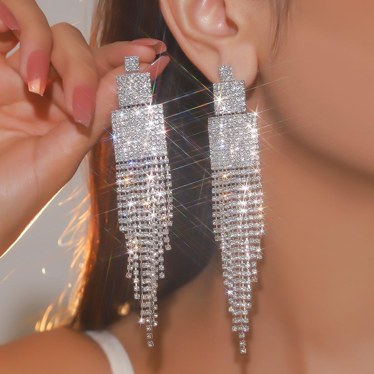 

Стильные блестящие серьги с длинной бахромой из страз